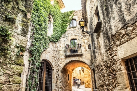 Masía y finca en venta en Pals, emblemática villa medieval del Empordà. 