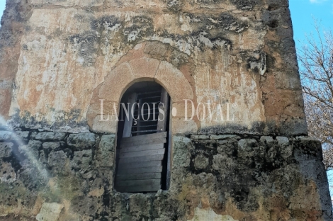 Castilla León. Torre campanario de antigua iglesia en venta.