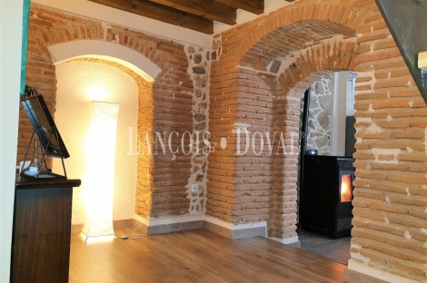 Sierra de Gredos. Casa en venta en el claustro del convento de Aldeanueva de la Cruz. Ávila.