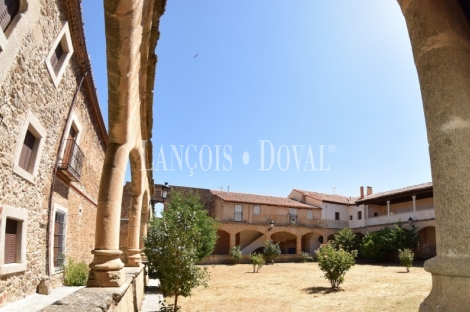 Sierra de Gredos. Casa en venta en el claustro del convento de Aldeanueva de la Cruz. Ávila.