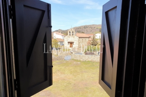 Sierra de Gredos. Casa en venta en el claustro del convento de Aldeanueva de la Cruz. Ávila.