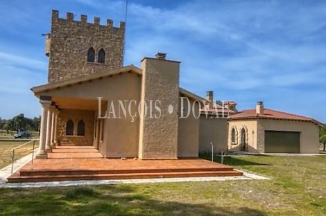 Ávila. Finca ganadera y coto de caza en venta con casa señorial