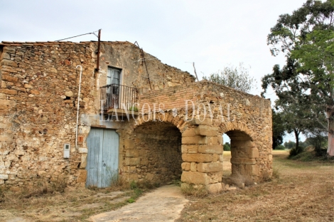 Pals. Costa Brava. Empordà. Finca con masía a rehabilitar en venta.