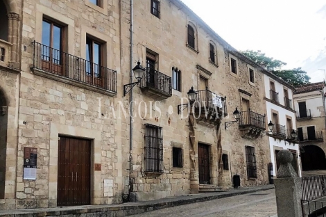 Trujillo. Cáceres. Palacio en venta situado en la Plaza mayor. Ideal hotel con encanto.