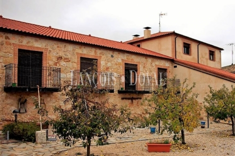 Soria. Casa rural en venta con bodega histórica. Ideal eventos y catas. Burgo de Osma