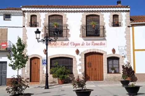 Huelva. Hostal Rural, cafetería y casa en venta. Arroyomolinos de León.