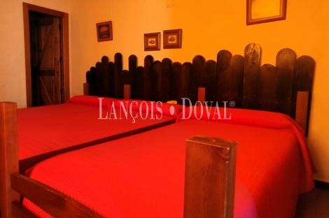 Huelva. Hostal Rural, cafetería y casa en venta. Arroyomolinos de León.