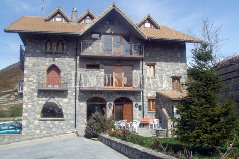 Pirineo de Huesca. Hotel rural en venta. Sabiñanigo. 