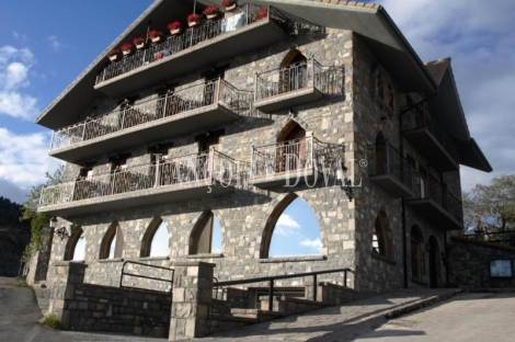 Pirineo de Huesca. Hotel rural en venta. Sabiñanigo. 