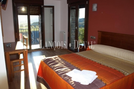 Pirineo de Huesca. Hotel rural en venta. Sabiñanigo. 