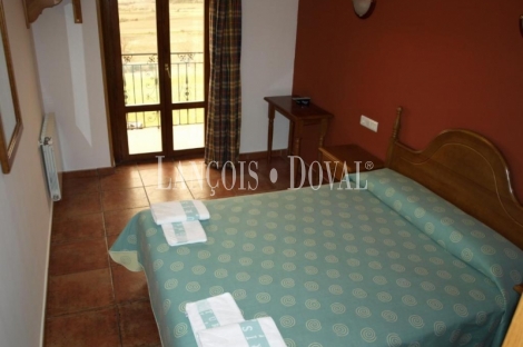 Pirineo de Huesca. Hotel rural en venta. Sabiñanigo. 