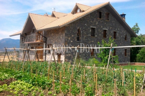 Pirineo de Huesca. Hotel rural en venta. Sabiñanigo. 