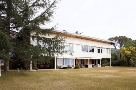 Sant Andreu de Llavaneres. Exclusiva propiedad en venta con vistas al mar y montaña 