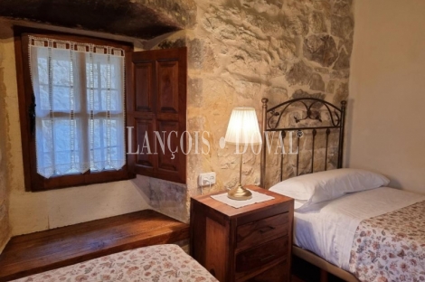 Cantabria. Miengo. Una singular casa rural en venta en el Camino del Norte
