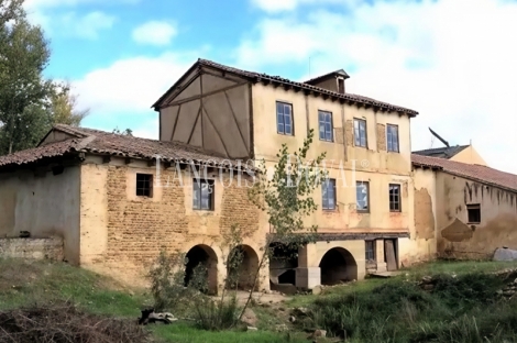 León. Molino histórico del siglo XV en venta con alojamiento rural en Villacelama