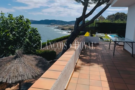 Costa Brava. Inversión Turística en Venta en Primera Línea de Mar