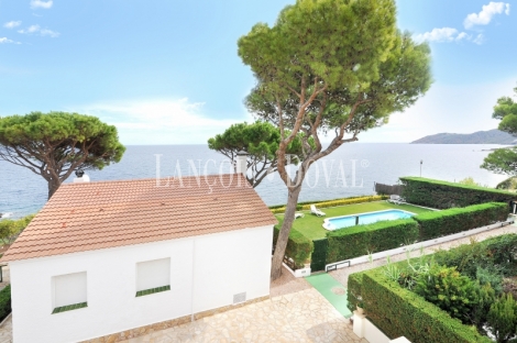 Costa Brava. Inversión Turística en Venta en Primera Línea de Mar