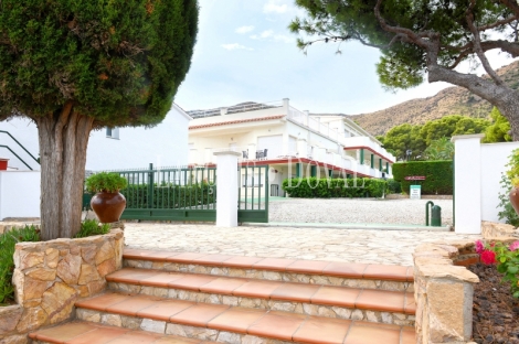 Costa Brava. Inversión Turística en Venta en Primera Línea de Mar