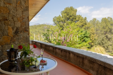 Mansión estilo Art Déco en venta a los pies de Montserrat: una propiedad única en un entorno excepcional