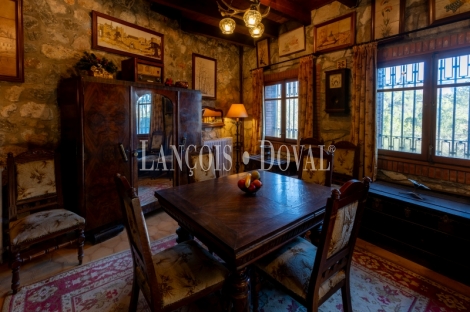 Mansión estilo Art Déco en venta a los pies de Montserrat: una propiedad única en un entorno excepcional