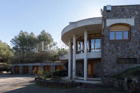 Mansión estilo Art Déco en venta a los pies de Montserrat: una propiedad única en un entorno excepcional