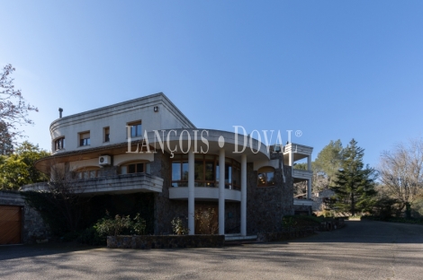 Mansión estilo Art Déco en venta a los pies de Montserrat: una propiedad única en un entorno excepcional