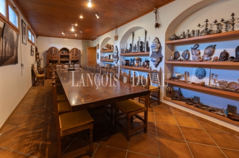 Mansión estilo Art Déco en venta a los pies de Montserrat: una propiedad única en un entorno excepcional