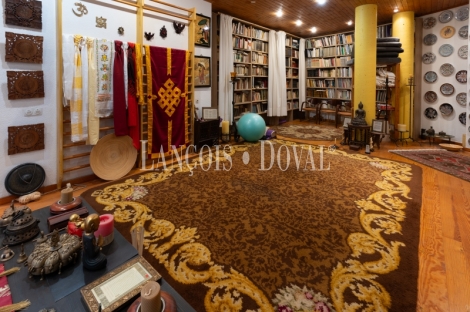 Mansión estilo Art Déco en venta a los pies de Montserrat: una propiedad única en un entorno excepcional
