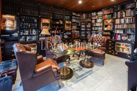 Mansión estilo Art Déco en venta a los pies de Montserrat: una propiedad única en un entorno excepcional