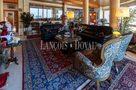 Mansión estilo Art Déco en venta a los pies de Montserrat: una propiedad única en un entorno excepcional