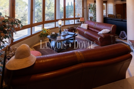 Mansión estilo Art Déco en venta a los pies de Montserrat: una propiedad única en un entorno excepcional