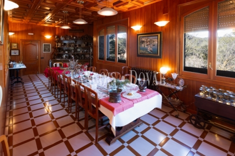 Mansión estilo Art Déco en venta a los pies de Montserrat: una propiedad única en un entorno excepcional