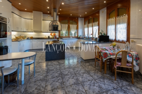 Mansión estilo Art Déco en venta a los pies de Montserrat: una propiedad única en un entorno excepcional