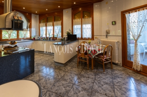Mansión estilo Art Déco en venta a los pies de Montserrat: una propiedad única en un entorno excepcional