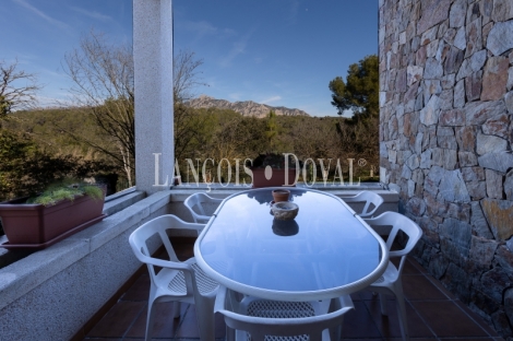 Mansión estilo Art Déco en venta a los pies de Montserrat: una propiedad única en un entorno excepcional