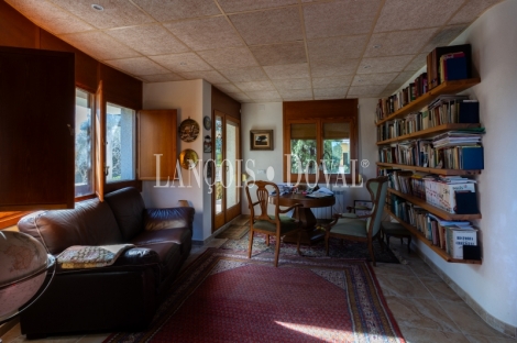 Mansión estilo Art Déco en venta a los pies de Montserrat: una propiedad única en un entorno excepcional