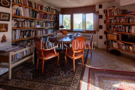 Mansión estilo Art Déco en venta a los pies de Montserrat: una propiedad única en un entorno excepcional