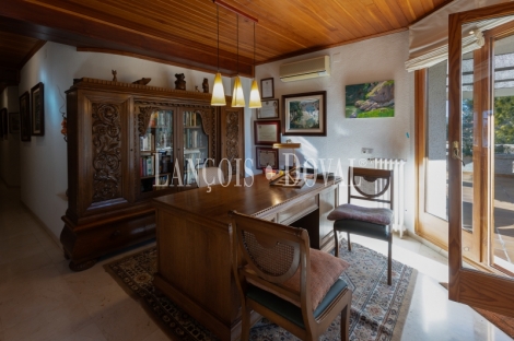 Mansión estilo Art Déco en venta a los pies de Montserrat: una propiedad única en un entorno excepcional