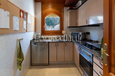 Mansión estilo Art Déco en venta a los pies de Montserrat: una propiedad única en un entorno excepcional