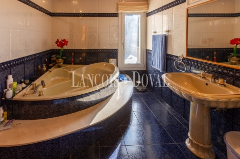 Mansión estilo Art Déco en venta a los pies de Montserrat: una propiedad única en un entorno excepcional