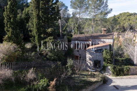 Mansión estilo Art Déco en venta a los pies de Montserrat: una propiedad única en un entorno excepcional