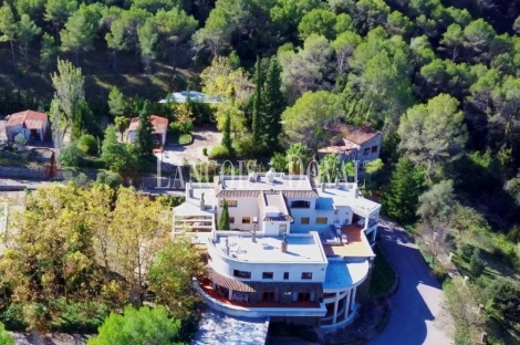 Mansión estilo Art Déco en venta a los pies de Montserrat: una propiedad única en un entorno excepcional