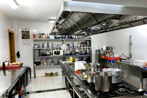 Restaurante en venta con vivienda en Villacedré, León: negocio de hostelería equipado y listo para continuar la actividad