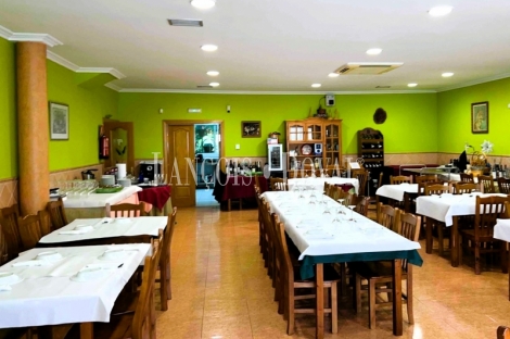 Restaurante en venta con vivienda en Villacedré, León: negocio de hostelería equipado y listo para continuar la actividad