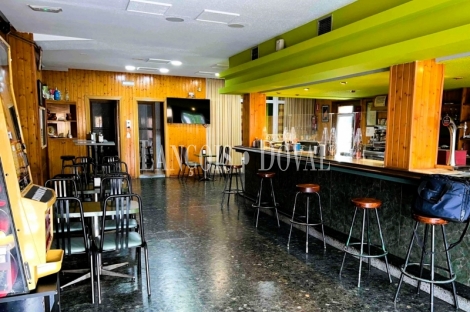 Restaurante en venta con vivienda en Villacedré, León: negocio de hostelería equipado y listo para continuar la actividad
