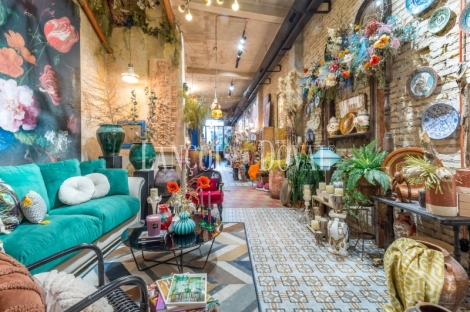 Zaragoza centro: exclusivo local comercial en venta con diseño singular, techos de 5 metros y patio privado