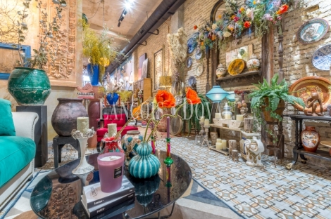 Zaragoza centro: exclusivo local comercial en venta con diseño singular, techos de 5 metros y patio privado