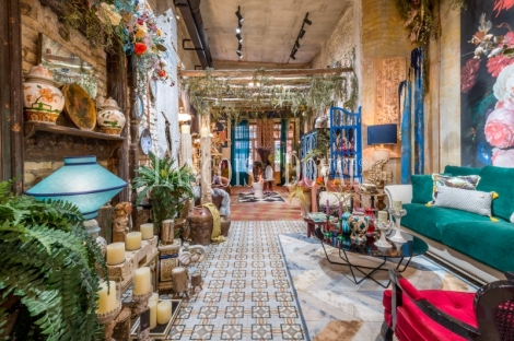 Zaragoza centro: exclusivo local comercial en venta con diseño singular, techos de 5 metros y patio privado