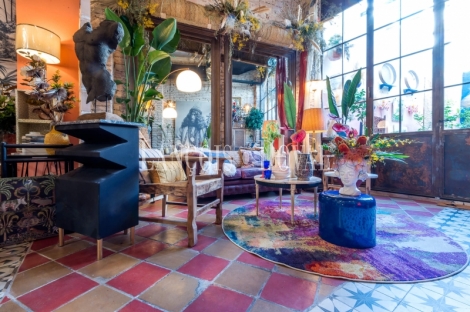 Zaragoza centro: exclusivo local comercial en venta con diseño singular, techos de 5 metros y patio privado