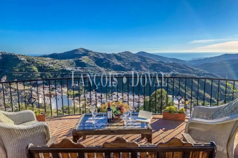 Málaga. Valle de la Axarquía. Hotel Rural en venta. 26 hab y bungalows.